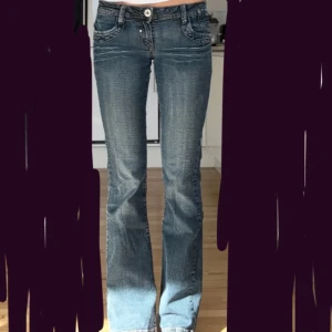 Blå bootcut jeans från Miss Sixty - Säljer mina favorit låg midjade jeans ifrån Miss Sixty för dom tyvärr är lite för korta för mig:( 