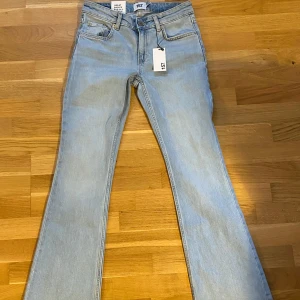 Ljusblå bootcut jeans från lager 157! Lågmidjade! Nya med prislappar!  - Snygga ljusblå bootcut jeans från 157. De har en klassisk femficksdesign och låg midja. Perfekta för en avslappnad stil med en modern twist. Passar utmärkt till både sneakers och klackar. Nya med prislappar! Innerbenslängd 80 cm. 
