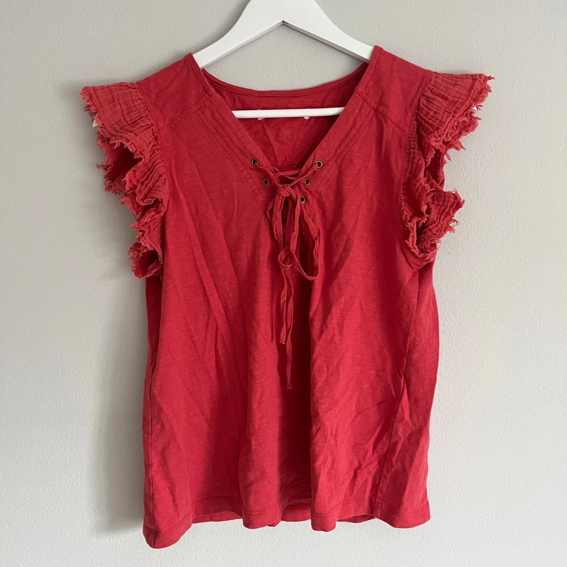 Röd topp med volangärmar och snörning