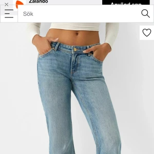 Bootcut jeans i ljusblå denim från Bershka - Snygga bootcut jeans i ljusblå denim från Bershka. De har en bekväm passform och är tillverkade i ett slitstarkt denimtyg. Använt endast några få gånger. Ordinarie pris 399 kr. Storlek 34! 😊