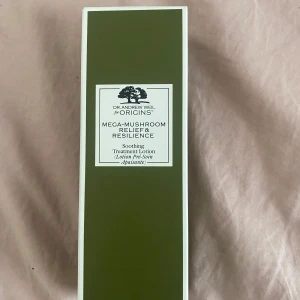 Mega-Mushroom Soothing Treatment Lotion från Origins - Mega-Mushroom Soothing Treatment Lotion från Origins är en lugnande lotion som hjälper till att stärka hudens motståndskraft. Perfekt för känslig hud och innehåller naturliga ingredienser för att minska rodnad och irritation. Storlek - 200ml och helt oanvänd
