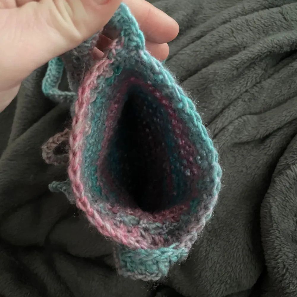Säljer en unik handgjord virkad mobilväska/axelväska i flera färger som rosa, blå och grå. Väskan har en praktisk dragsko och en etikett med texten 'Hand made with Love'. Perfekt för en personlig touch till din outfit. Väskan är: Bred: 12cm Hög: 16cm Axelbandet: ca 54cm Den är helt ny gjord, så aldrig använd. Virkningen är en del utav min återhämtning i min utmattning, vilket också kommer göra att det lär bli en hel del olika virkade alster här hemma som gärna vill hitta ett nytt hem. Laukut & Käsilaukut.