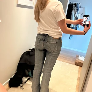 Blå jeans med bootcut - Säljer ett par blå bootcutjeans från bdg. Använda en gång så i princip helt nya! De är i storlek W28L32. Jag är 166 cm för referens!