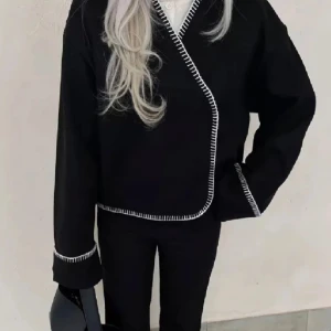 Svart omlottopp med vita detaljer - Tunn kappa från Gina Tricot. Slutsåld och säljer den för 450 kr. Inga defekter o precis som ny🩷str s/xs