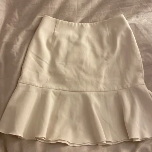 Vit kjol från hm - Söt vit kjol från hm. Storlek 36. Perfekt till sommaren. 🤍