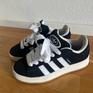 Svarta Adidas Campus sneakers - Snygga och knappt använda svarta Adidas Campus skor! Säljer då jag har för mycket skor. Har bara använt dessa 2-3 gånger som de är så gott som nya! Nypris ca 1450kr🥰 Pris kan diskuteras vid snabb affär