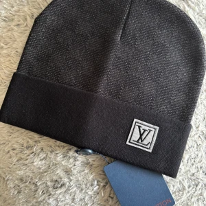 Helt ny L V mössa - Helt ny L V mössa i storlek onesize. Dm vid fler bilder eller frågor.