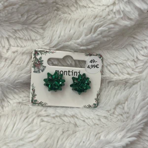Gröna rosettörhängen från Montini - Snygga gröna örhängen formade som små rosetter från Montini. Perfekta för att ge en festlig touch till din outfit. De är lätta och bekväma att bära hela dagen. Aldrig använda🤍