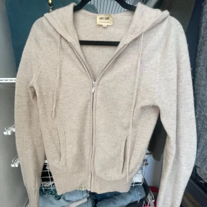 Zip up hoddie från Soft Goat - På andra bilden syns de att tröjan lossnat lite, men de e inget som syns när man har på sig den å går enkelt att fixa.💞Kom privat för fler bilder