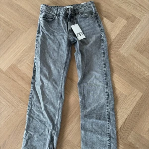 Zara jeans  - Helt nya jeans från Zara som är jättefina men tyvärr inte kommit till användning. Jeansen är i straight med låg midja. Storlek 34