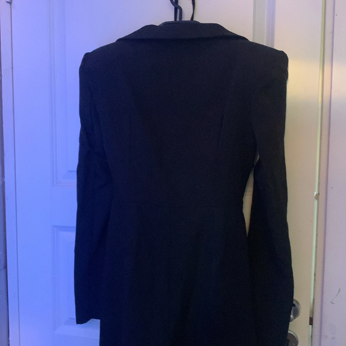 Svart jumpsuit från PrettyLittleThing - 4