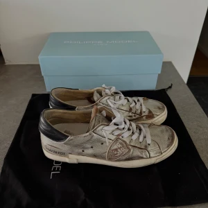 Phillipe models - Äkta Phillipe models i str 41 köptes för hösten och e slitna därmed lågt pris. Men pris kan diskuteras                                    Ställ gärna frågor och box lch påse ingår inte