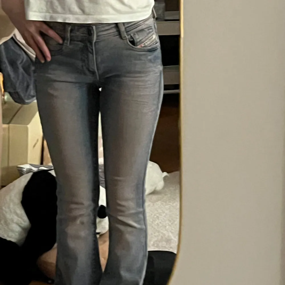 Super snygga diesel blĂ„ jeans med rosa âtonerâ frĂ„n Dieselđ©· Skriv för fler frĂ„gor. Har en liten igen-sydd slitning vid hĂ€len pĂ„ ena benet, inget som mĂ€rks allsđđKöpt för 175âŹ. Inte sĂ€ker om jag vill sĂ€lja!!. Farkut & Housut.