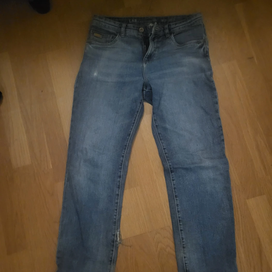 Blåa jeansbyxor från LAB