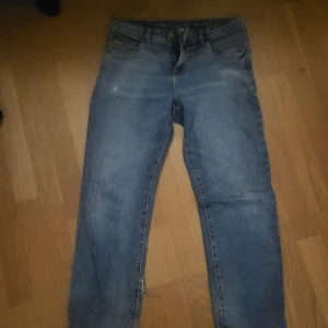 Blåa jeansbyxor från LAB - Säljer ett par blå loose fit jeans från LAB. De har ett litet hål på vaden och längst nere är det lite frasigt, men annars fungerar de perfekt. Passar någon som brukar ha 158, 164 eller liten S. Priset är diskuterbart, så kontakta gärna!