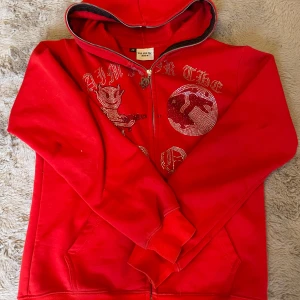 Röd hoodie Aim for the Moon - Har några fläckar som säkert går bort om man försöker, några stenar som ramlat av men inte många 