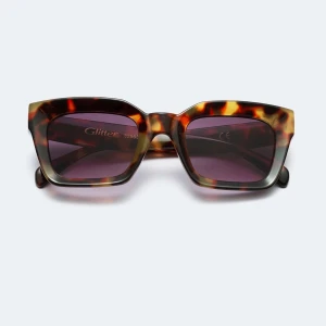 Solglasögon från Glitter - Snygga solglasögon med fyrkantig form och turtle-mönster. Bågarna har en mix av bruna och orange toner som ger en cool look. Perfekta för soliga dagar!