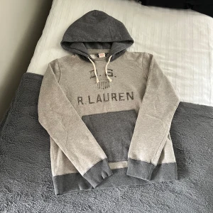 Ralph Lauren Hoodie - Säljer denna snygga och stilrena Ralph Lauren hoodie. Hoodien är i storlek medium och är i mycket fint skick! 