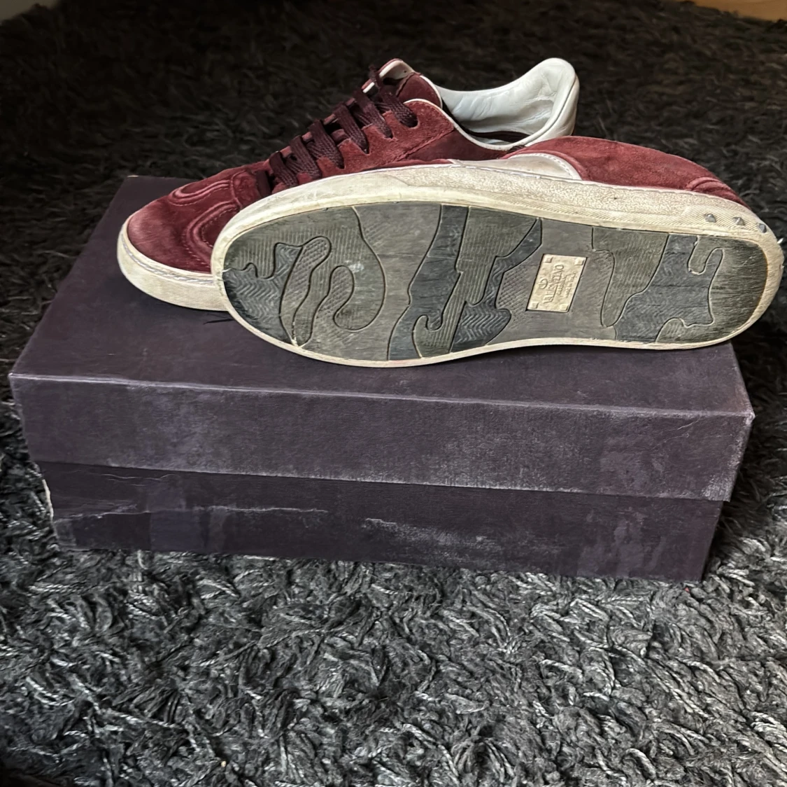 Vinröda Valentino Flycrew