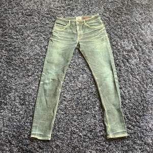 Snygga jeans från Crocker i en klassisk blå färg. De har en normal passform och är tillverkade av bekvämt denimtyg. De har även en sjukt snygg tvätt och perfekta för en avslappnad stil. Hör av er vid minsta fundering🙌