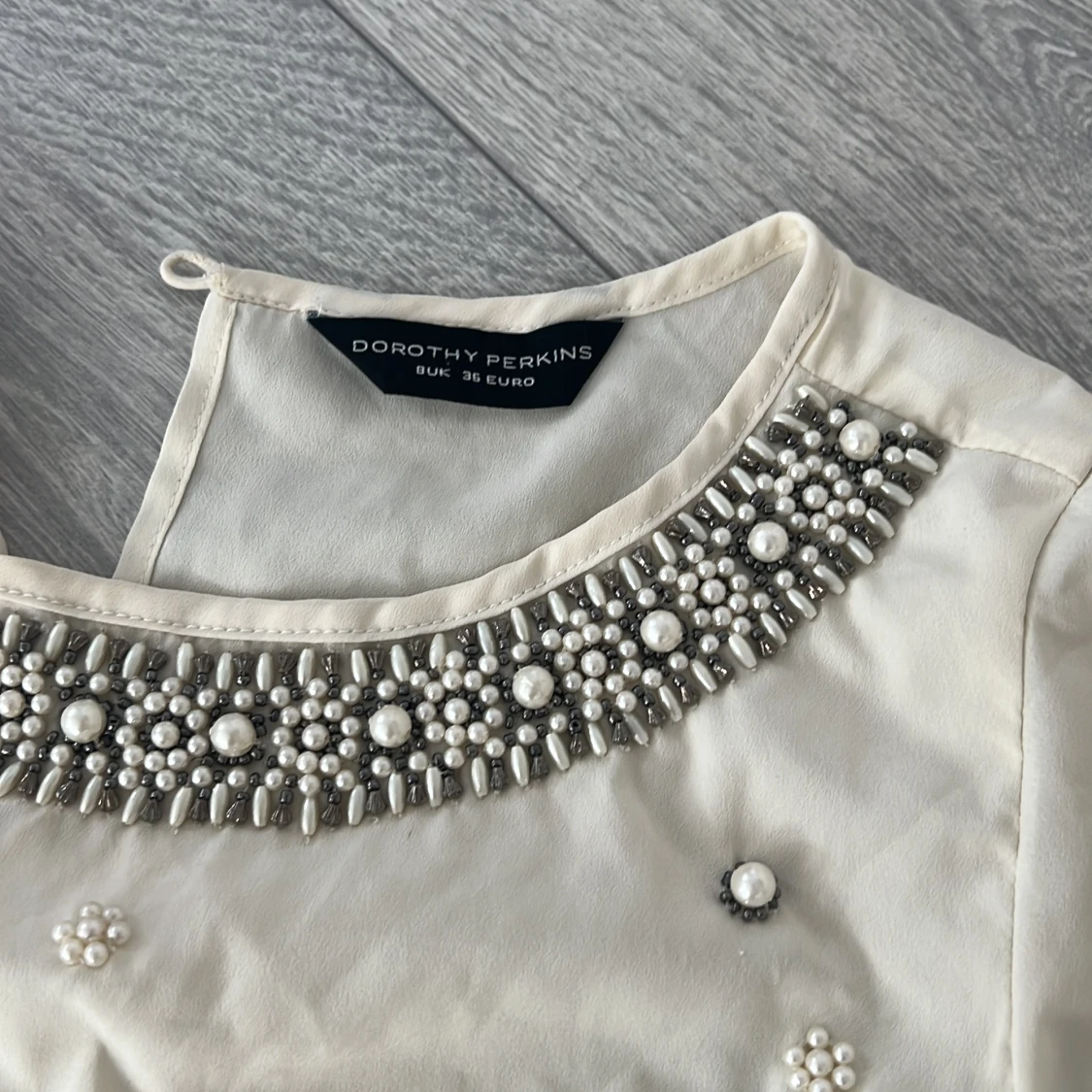 Vit blus med pärldetaljer från Dorothy Perkins - 2