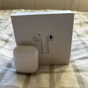 Hörlurar - Hej, jag säljer ett par hörlurar som är i helt nytt skick och helt nya. Ni får de för detta pris och inte mindre tack. Kom till Haninge ifall ni vill mötas upp och är intresserade. Frakt funkar också:)