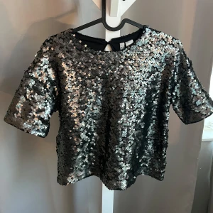 Svart paljettopp!❣️ - Snygg svart paljettopp från HM i stl XS🥰 bra skick! Köparen står för frakten🚚❤️❤️