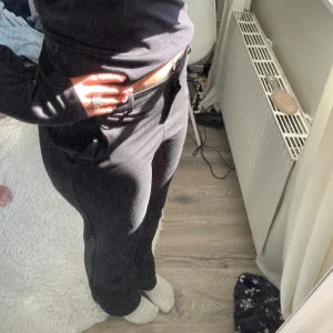 Svarta byxor med bälte - Snygga svarta byxor, verkligen inget fel på dom men dom kommer tyvärr aldrig till andvändning, då jag bara typ har på mig jeans och inte känner att kostymbyxor passar mig! Men annars skit skit snygga💗 storlek M/S från veromoda