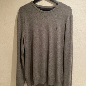 Grå merinoull tröja från Ralph Lauren  - Säljer nu min fina gråa tröja från Ralph Lauren. Tröjan är i fint skick och knappt tecken på användning. Storlek M. Köpt för 1500, mitt pris 650