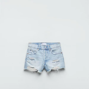 Ljusa Zara jeansshorts med slitningar - Trendiga och snygga ljusa jeansshorts från Zara med slitningar, perfekta nu inför kommande sommar!!💓 Lågmidjade!!!