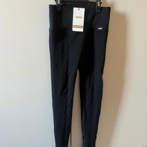 Svarta träningstights Stronger - Helt oanvända svarta träningstights från Stronger! 🩷