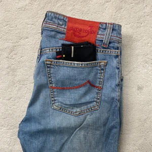 Jacobcohen Jeans - Eftertraktade jeans från Jacobcohen i en riktigt fet färg! Köpte dem precis i nyskick men dem passar mig inte. Modellen heter 688 comfort och sitter slim/straight. Og medföljer. Kontakta mig för fler frågor eller funderingar!