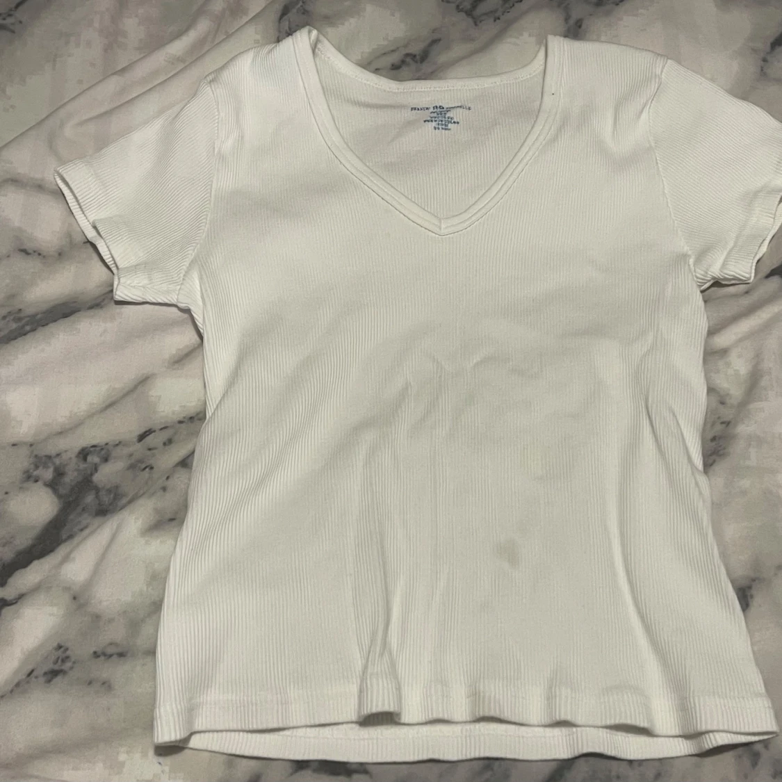 Vit t-shirt med v-ringning - 1