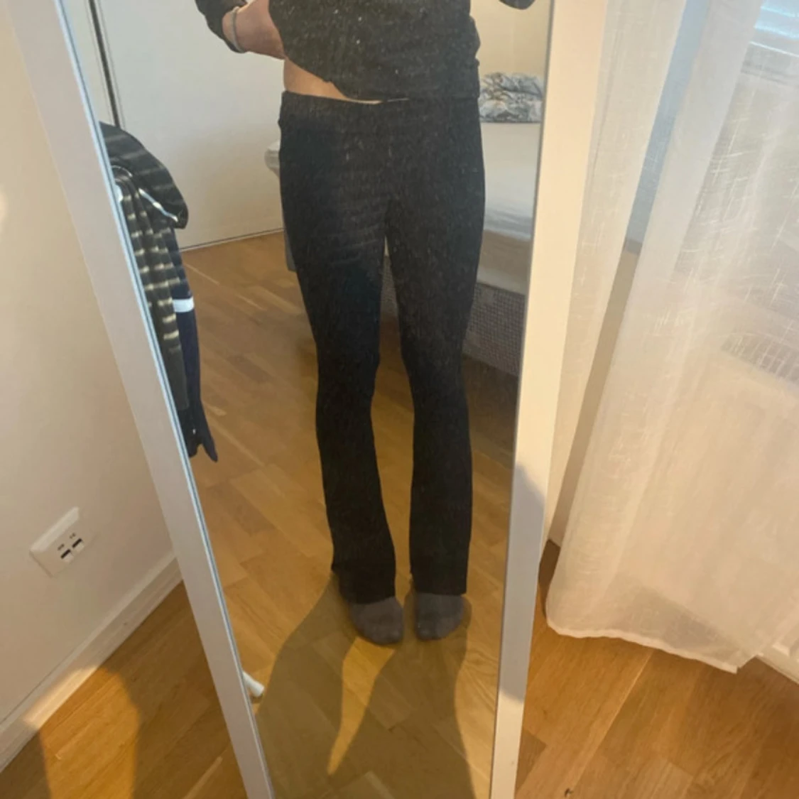 Svarta ribbade byxor