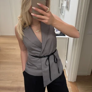 Kostymtopp🥰 - Säljer denna suuuper coola toppen med kostymtyg!🫶🏻 använd 2 ggr och nypris runt 800kr men jag säljer för 300kr