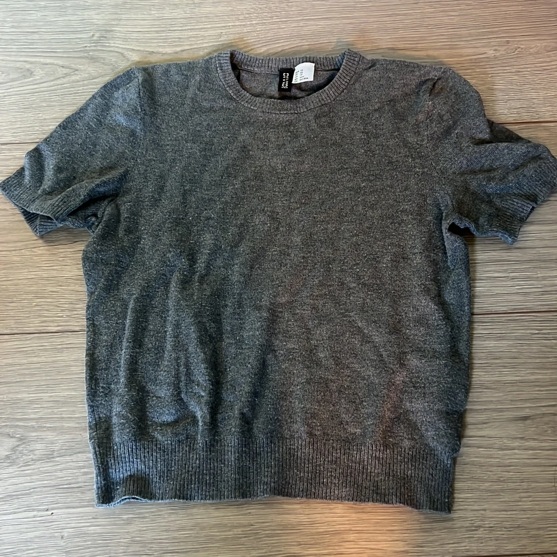 Grå kortärmad tröja från H&M Divided