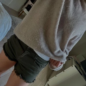 Gröna  jeansshorts med fransar - Snygga gröna jeansshorts med fransiga kanter. Perfekta för sommaren!