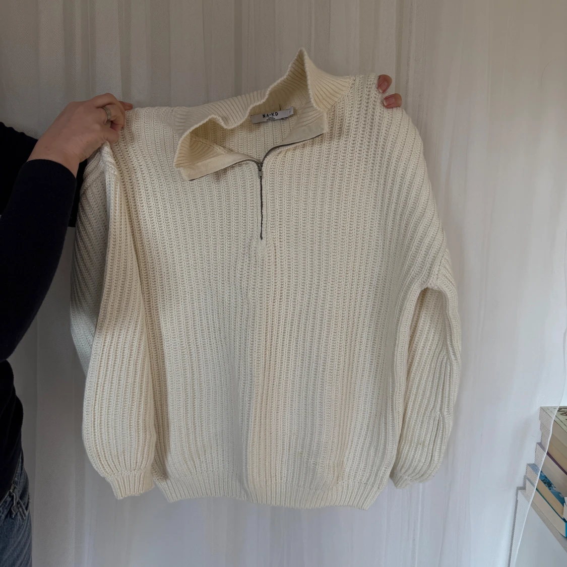 Vit stickad tröja med dragkedja