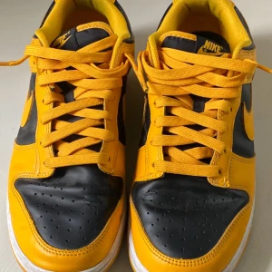 Nike Dunk Low ”Goldenrod” - Nike Dunk Low “Goldenrod” – Strl 42 – Ikoniska sneakers i gult och svart  Säljer ett par riktigt snygga Nike Dunk Low “Goldenrod” (modell DD1391-004) i storlek EUR 42 / US 8.5. En klassiker med gul/svart färgkombination som funkar lika bra till streetwear som vardagsstil.  Skorna är använda men i fint skick – lite veck och smuts på sulan men inget som påverkar komfort eller utseende nämnvärt. 	•	Storlek: EUR 42 / US 8.5 / UK 7.5 	•	Modell: DD1391-004 	•	Färg: Varsity Maize / Svart 	•	Originalsko