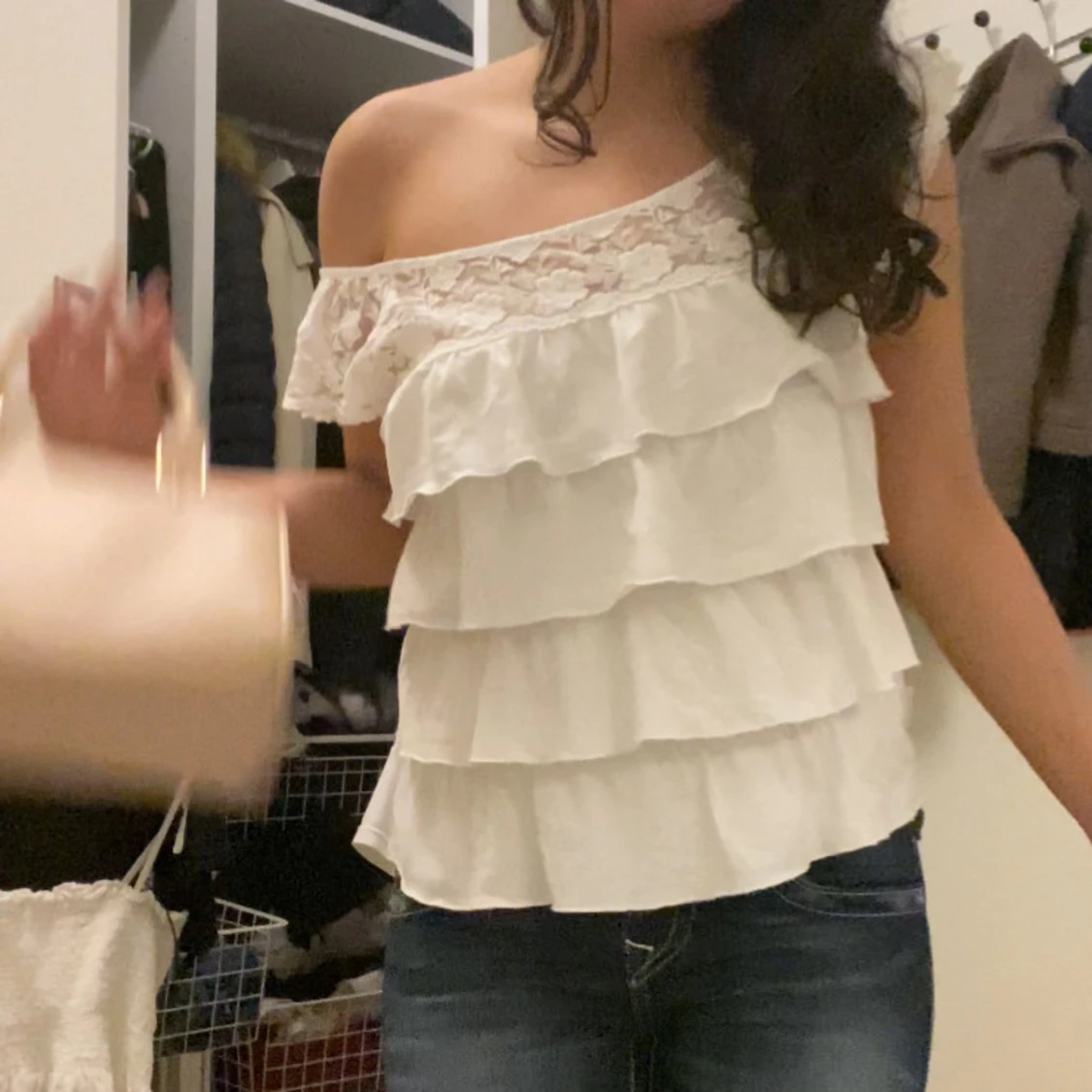 Vit offshoulder topp med spetsdetaljer - 1