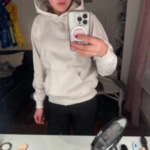 Vit hoodie  - Säljer en vit hoodie i storlek s 