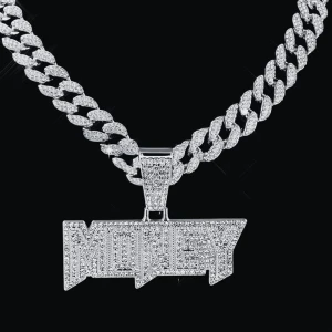Glittrigt halsband med text - Snyggt halsband i silver med en tjock kedja och ett stort hängsmycke med texten 'MONEY'. Hela halsbandet är täckt av glittrande stenar som ger en lyxig känsla. Perfekt för att göra ett statement.
