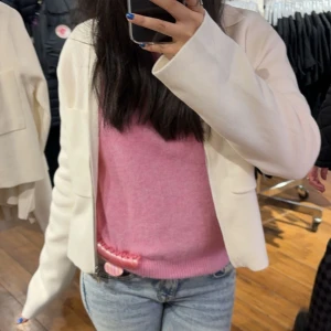 Vit cardigan - Snygg vit cardigan köpt på Åhléns🩷 ny pris 699 mitt pris 400😊 storlek Xs men passar mig som har S