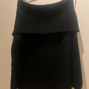 Svart stickad offshoulder tröja från H&M🤍 - Säljer en mysig och basic offshoulder stickad tröja! 🤍 endast använd 2-3 ggr!