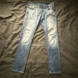 Jack & Jones jeans - Säljer dessa Jack & Jones jeansen i modellen Glenn Blair då dom ej används. Nypris 799kr, mitt pris 349kr. Storlek 32/32, skriv privat för mer frågor!