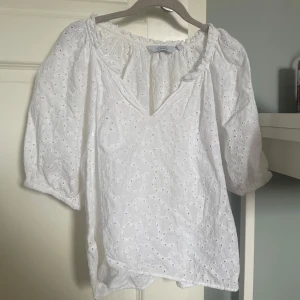 & Other Stories blus  - Vit blus från & Other Stories, använt ca 2 gånger💗