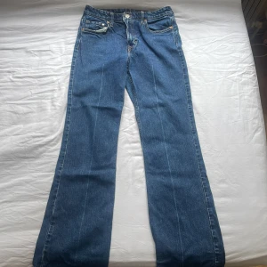 Paris jeans lågmidjade  - Huuur fina??😍passar med det mesta. Lågmidjade jeans som sätter sig helt perfekt runt midjan oavsett storlek. 💞💞