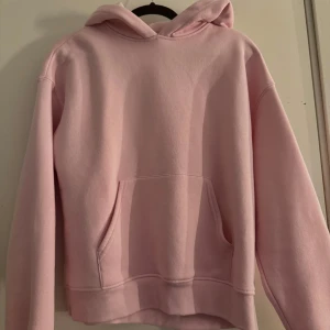 Rosa hoodie - En superfin ljusrosa hoodie från gina som inte kommer till någon användning för mig! I princip aldrig använd så i nyskick😄