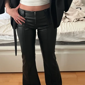 Svarta lågmidjade skinnbyxor med dragkedja - Väldigt eftertraktade lågmidjade skinnbyxor som inte säljs längre!💕 Passar XS-S 👖 Köpta från plick för 500kr💸