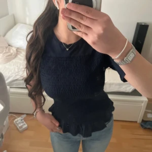 Smockad mörkblåa Gina tricot tröja - Jätte fin smockad topp från Gina tricot!💕 Köpt för 219kr!💸 Storlek 170 young, passar XS/S